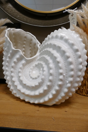 SHELL VASE (XL) (DUE IN W/C 11.12)